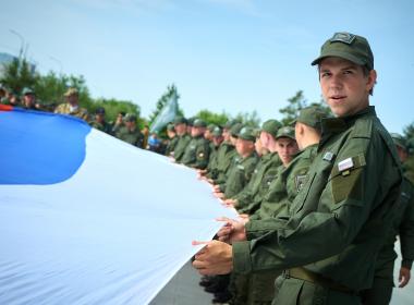 Стометровый флаг России развернули на Мамаевом кургане курсанты Центра «ВОИН»