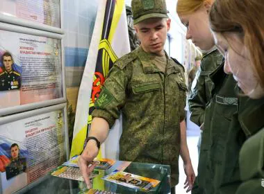 Тюменские курсанты посетили тематические вагоны воинского эшелона «Единство в памяти. Сила в подвиге»