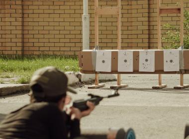 «Снайпер должен быть отличным математиком»: Центр «ВОИН» учит курсантов стрелять далеко и точно