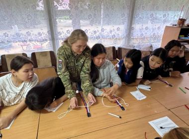 Курсанты Центра «ВОИН» сделали для бойцов СВО более тысячи браслетов жизни ко Дню государственного флага России