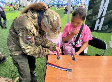 Курсанты Центра «ВОИН» сделали для бойцов СВО более тысячи браслетов жизни ко Дню государственного флага России