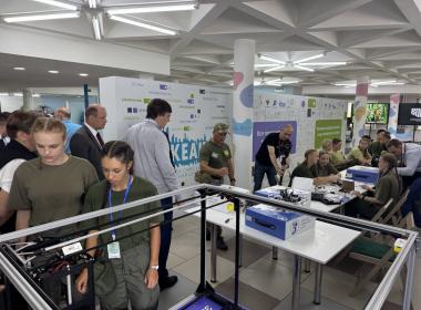 Министр просвещения России и директор Центра «ВОИН» встретились с участниками смены «Время юных героев» в ВДЦ «Океан»