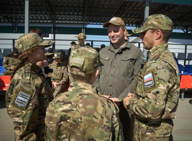 Дмитрий Шевченко встретился с семьей Абдуллиных, представляющих Центр «ВОИН» в финале «Семейной зарницы»