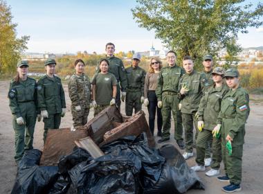 Курсанты Центра «ВОИН» очистили берег реки Уды в Бурятии