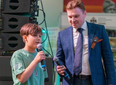 Ветеран Медков спел «Катюшу», дал советы молодежи и станцевал вальс с курсанткой Центра «ВОИН» в ходе телемоста